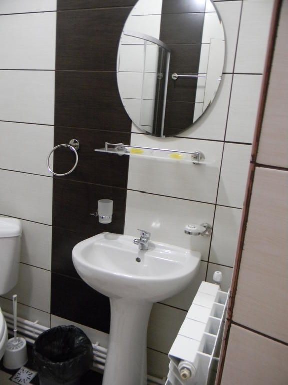 Pensiunea Eden Băile Olăneşti Szoba fotó